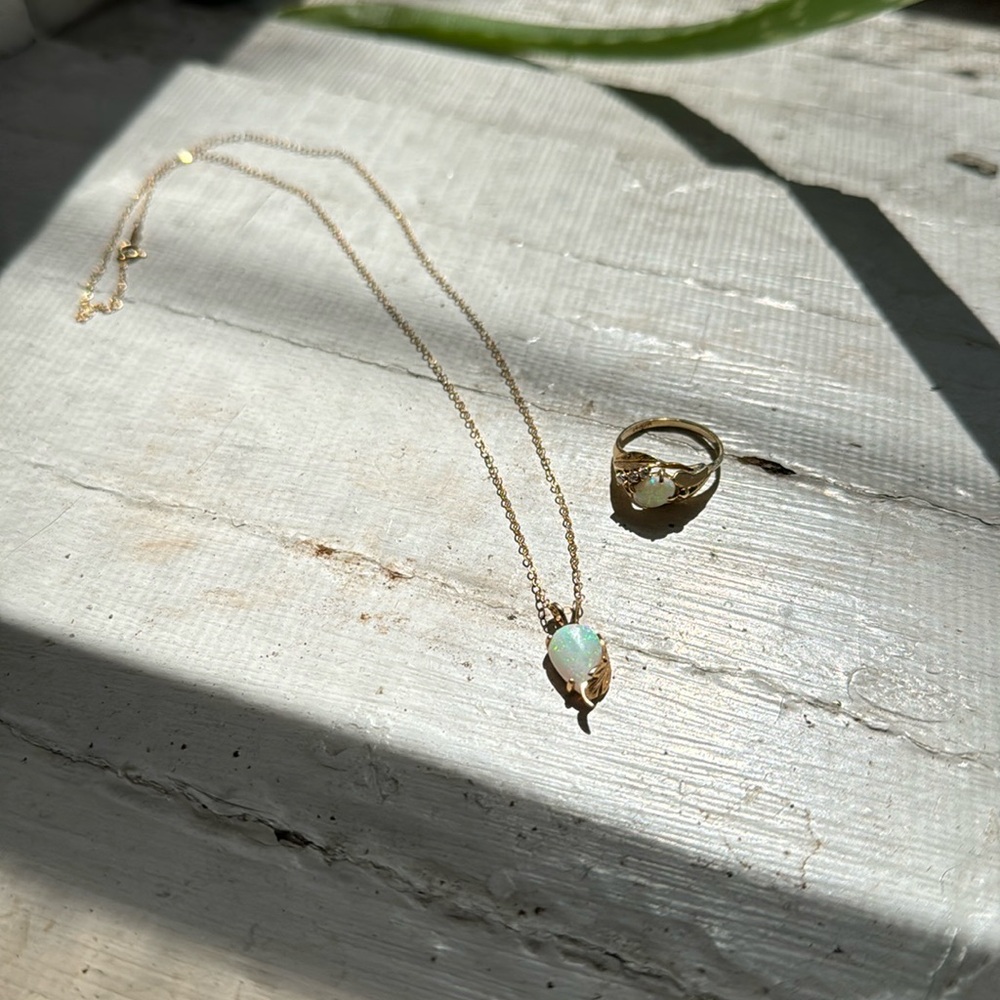 Stunning gold/fire opal ring and necklace set.